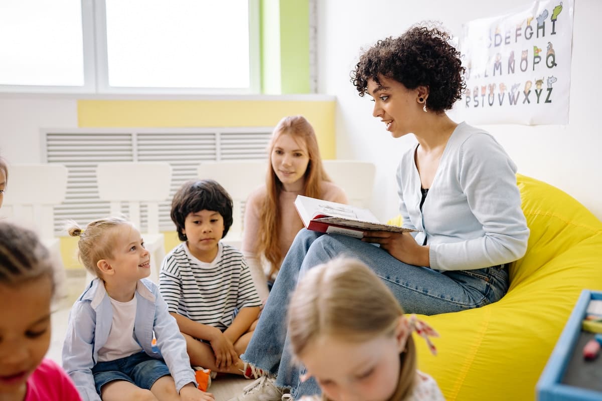 Diferenta dintre bilingv si intensiv Cum pot invata copiii limba engleza cu ajutorul cursurilor potrivite