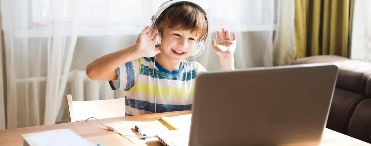 Copil participând la cursuri online de engleză pentru copii la EKA.