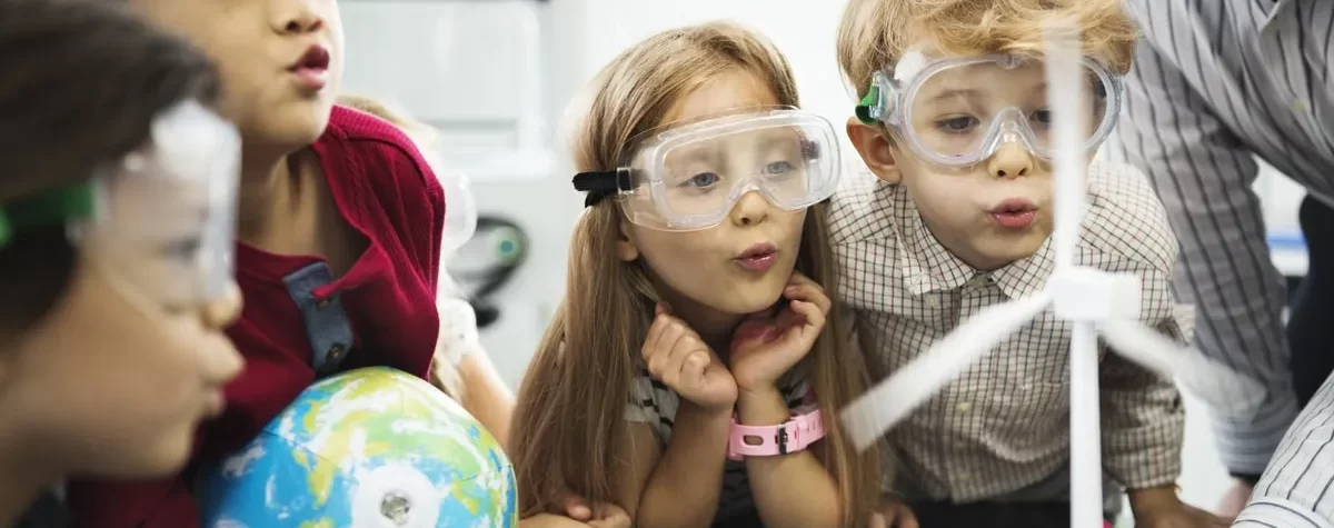 Copii preșcolari învățând engleză prin experimente și jocuri interactive la EKA.