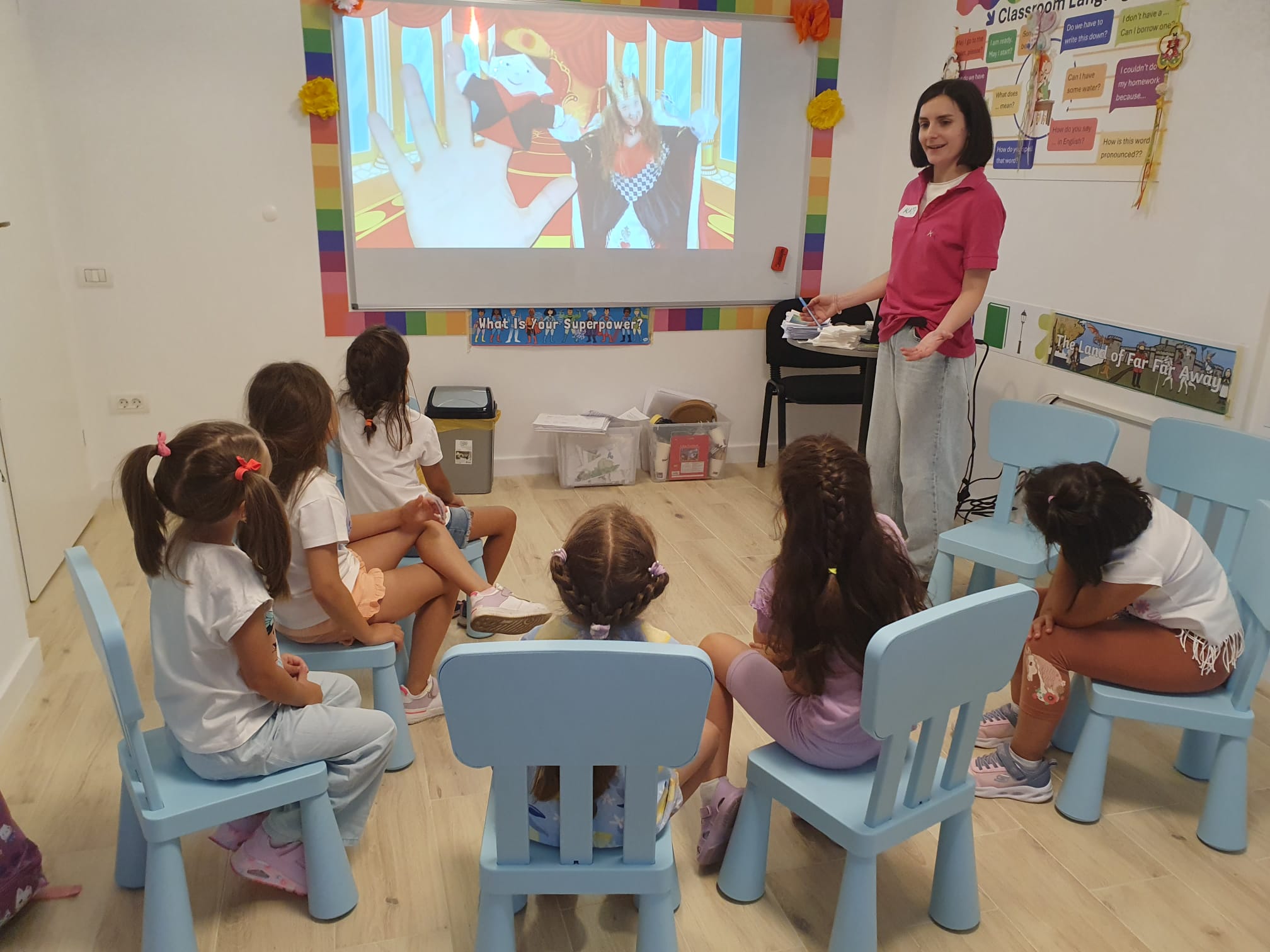 Copii la curs de engleză English Kids Academy Copii participanți la cursuri EKA Popești-Leordeni, activitate interactivă la tablă.