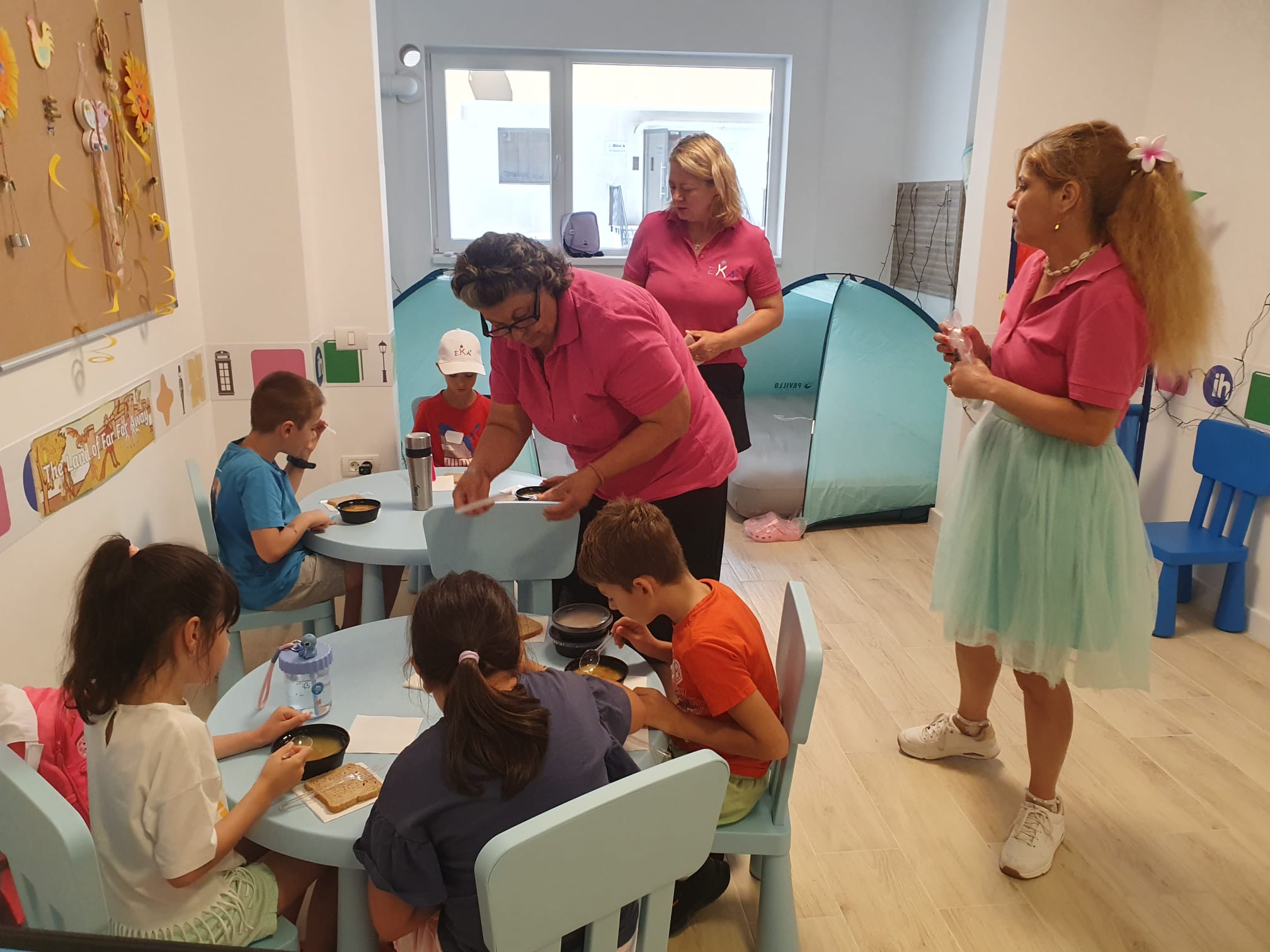 Copii la curs de engleză – EKA Popești-Leordeni Copii participanți la tabăra urbană EKA Popești-Leordeni, activitate interactivă la tablă