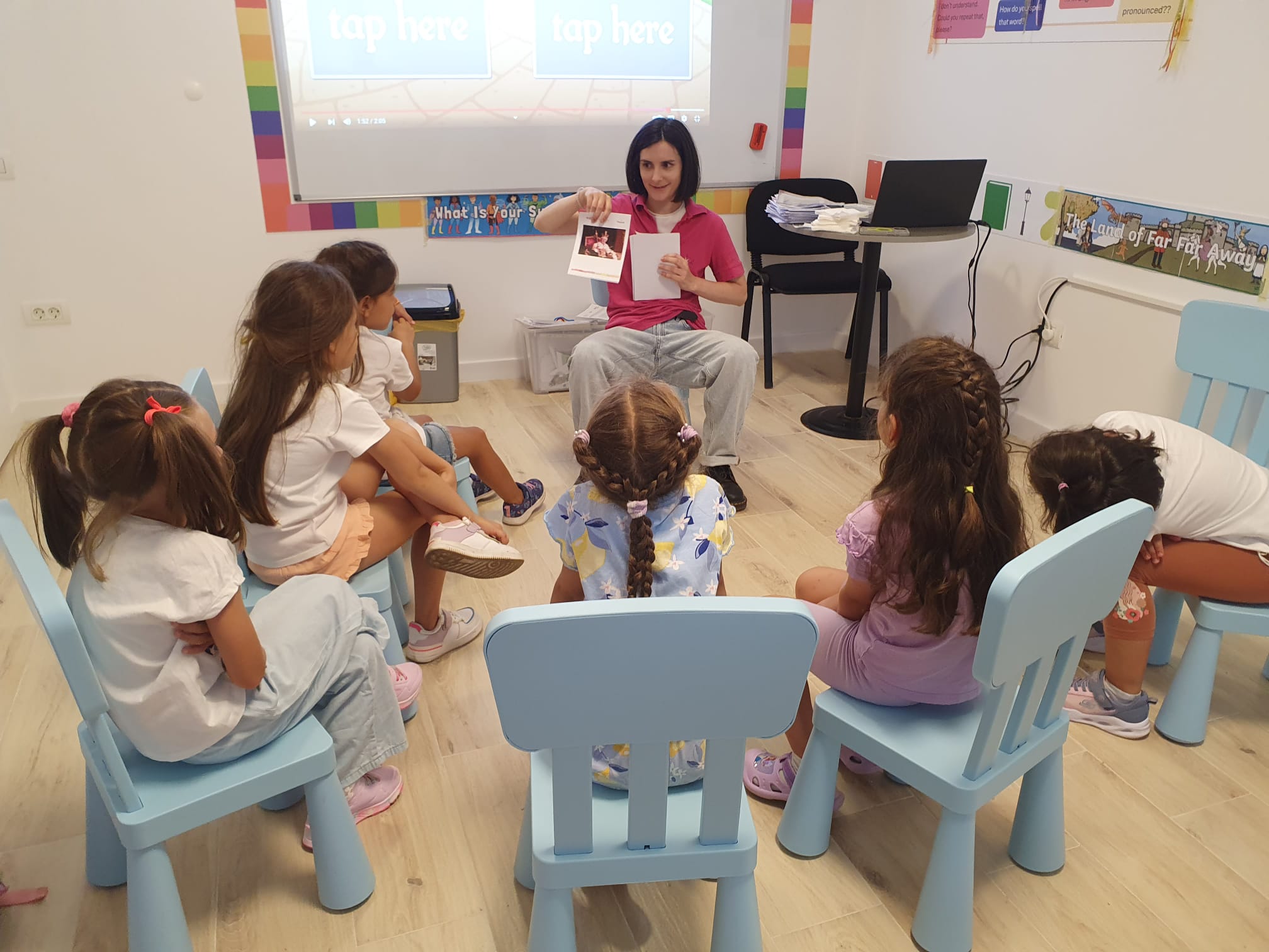 Engleză prin multimedia – Tabără urbană Popești-Leordeni Copii vizionează un material educațional multimedia la tabăra urbană EKA Popești-Leordeni.