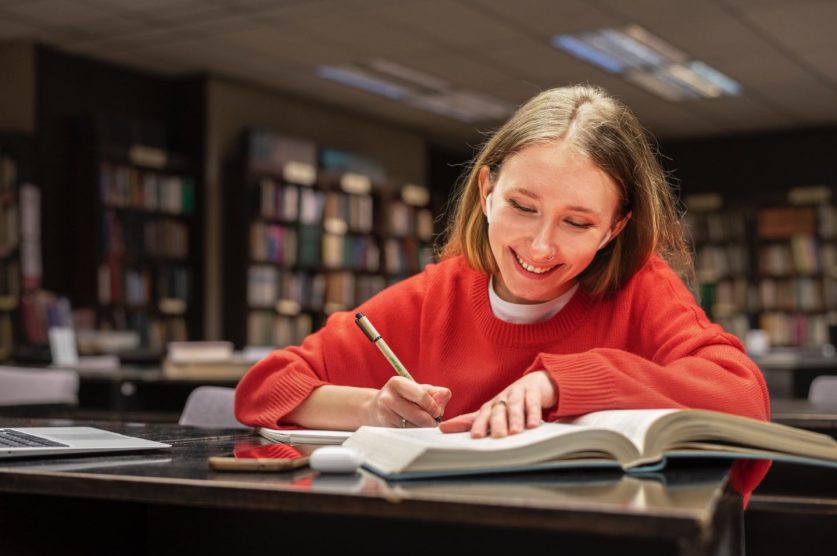 Cambridge vs. IELTS vs. TOEFL fata care studiaza fericita pregatire pentru examen biblioteca