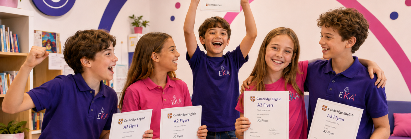 Copii de clasa a V-a ținând diplome Cambridge English A2 Flyers la English Kids Academy București